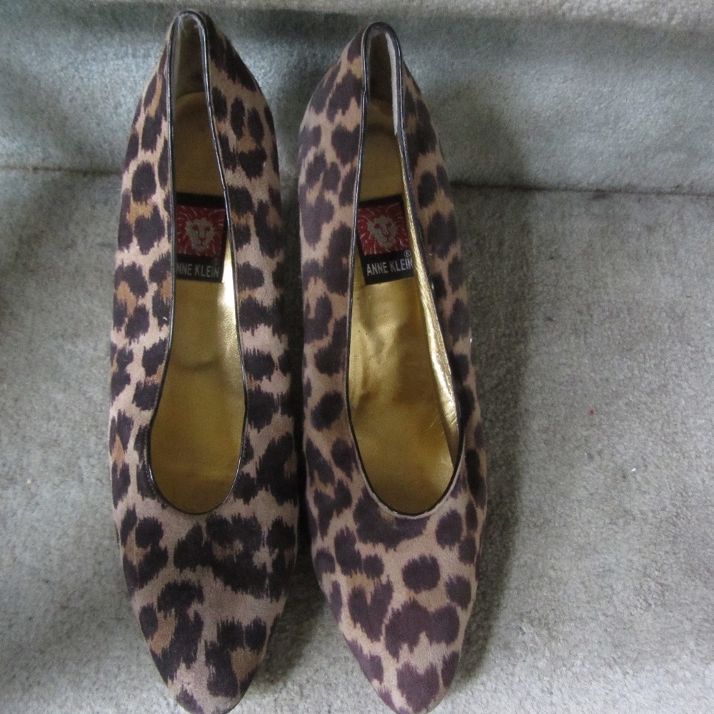 VTG ANNE KLEIN TAN SUEDE LEOPARD PRINT PUMPS